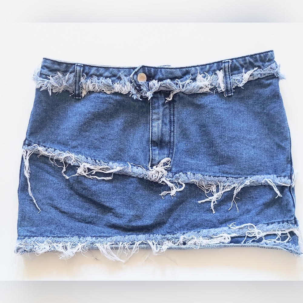 PrettyLittleThing Petite Frayed Denim Mini Skirt Size 6 Petite